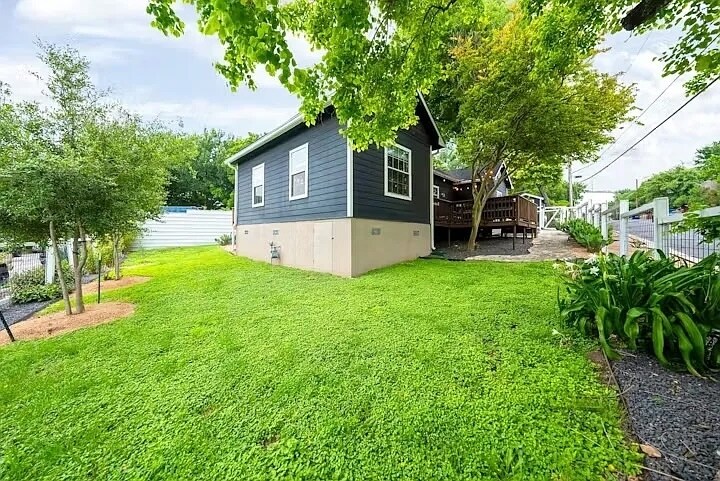 Front Yard - 100% fenced in - 800 Prospect Ave
