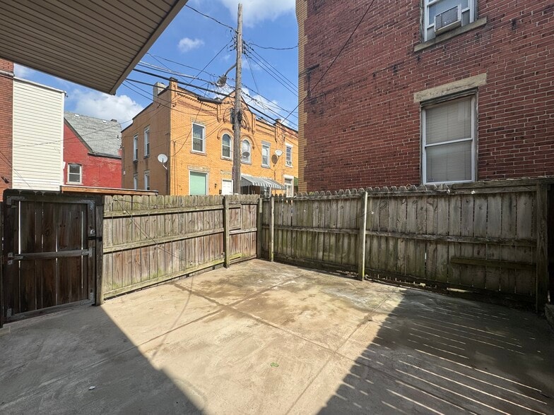 Primary Photo - 3274 Ward St