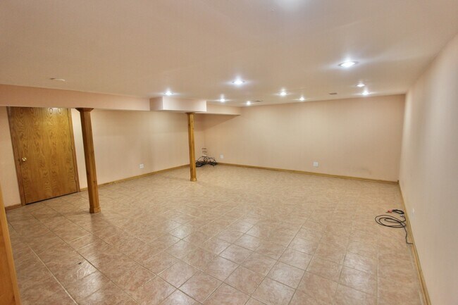 Building Photo - 7108 W Niles Ave