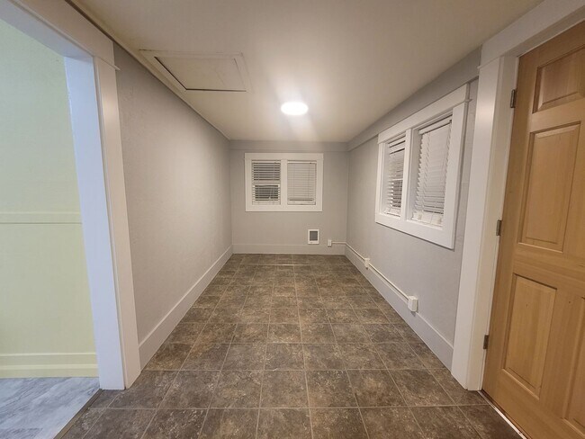 Building Photo - Charming 2 bed 1 bath