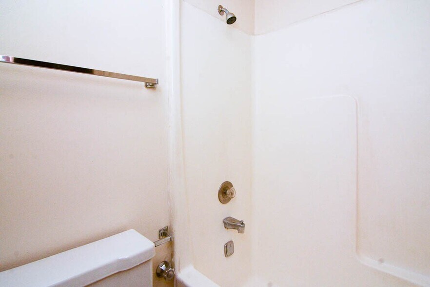 Building Photo - 702 W Wellington Ave