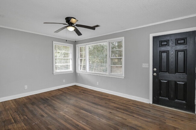 Building Photo - Cozy 2 Bedroom Home with Large Yard | Move-In Ready