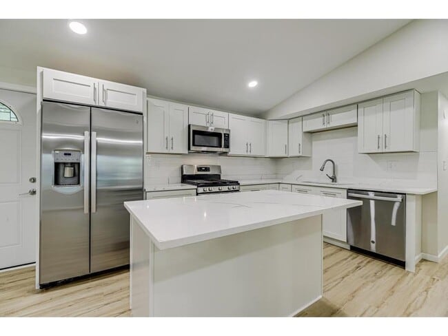 Building Photo - 835 Niagara Ln N