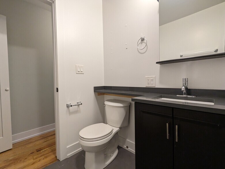 Building Photo - 813 W Cornelia Ave