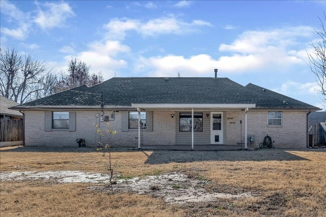 Building Photo - Home in the Heart of Yukon