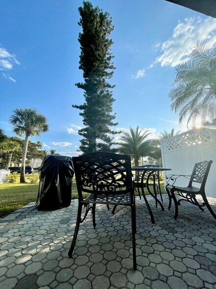 Building Photo - 4026 Silver Palm Dr