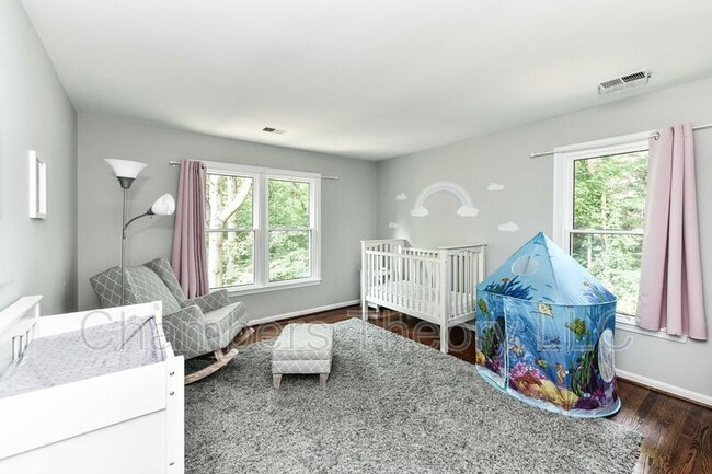 Building Photo - 2030 Spring Branch Dr