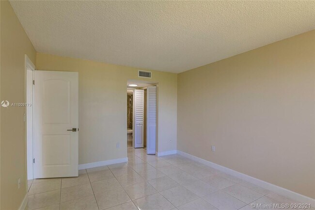 Building Photo - 13120 SW 92nd Ave
