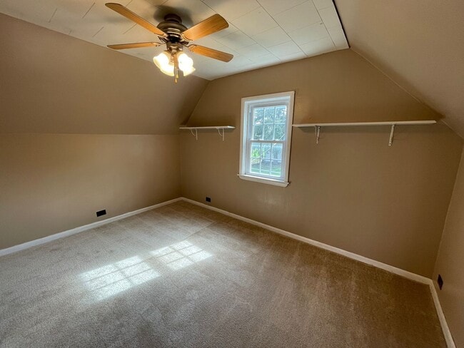 Building Photo - 4 Bedroom House with Fenced in Yard!