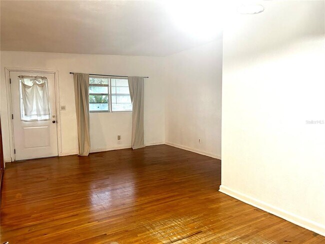 Building Photo - 112 Dahlia Dr