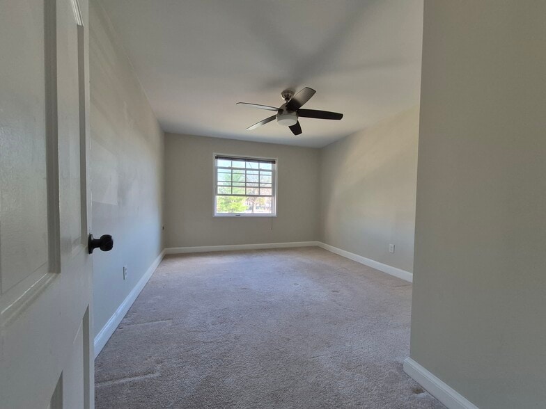 Building Photo - 1602 W Abingdon Dr