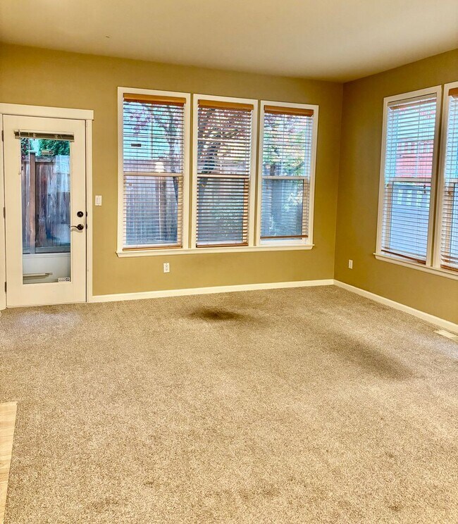 Building Photo - 4 Bed / 2.5 Bath Kirkland single family home $3,795/mo