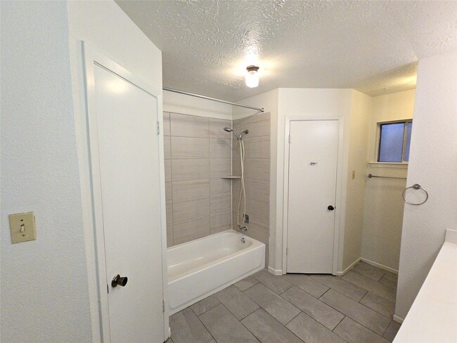 Building Photo - 10906 Maple Rock Dr