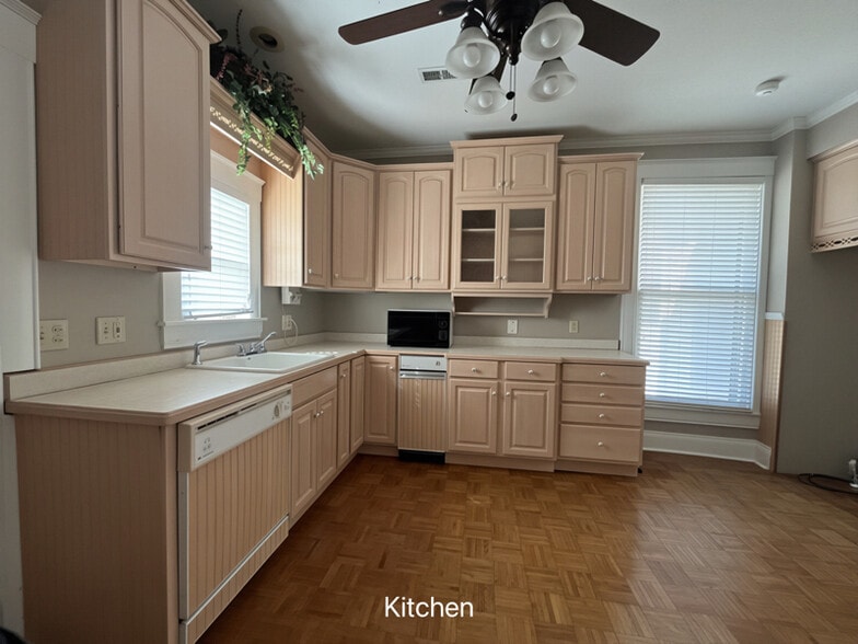 Building Photo - 1112 E Walnut St