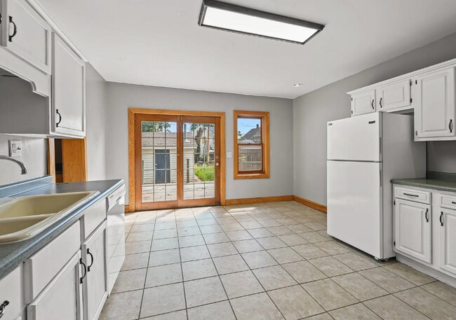 Building Photo - 2125 Stafford St