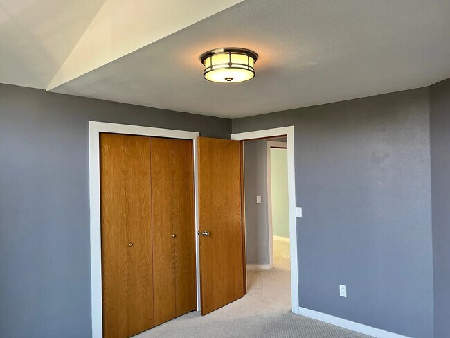 Building Photo - STUNNING CUSTOM HOME! IN STEILACOOM- MINUT...