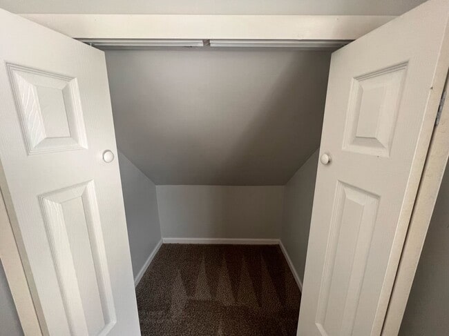 Building Photo - Move-In Ready- 2 bedroom/1 Bath Home in Eastpointe