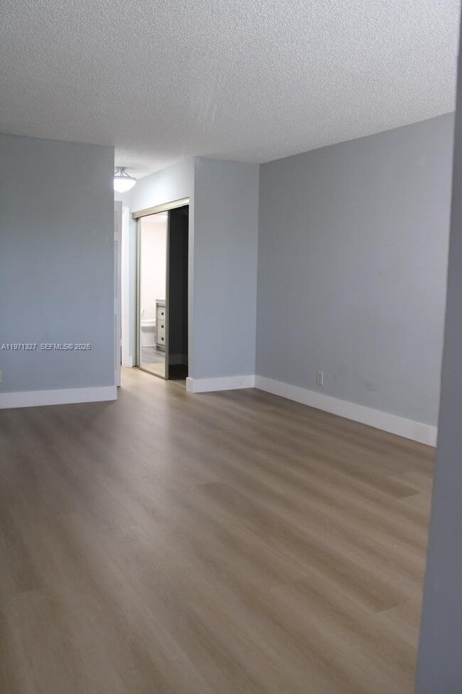 Building Photo - 210 Lakeview Dr