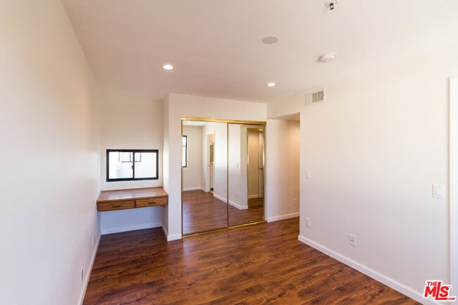 Building Photo - 301 W Loraine St