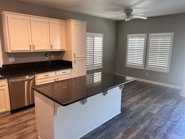 Building Photo - Beautiful 4 bed 2 bath