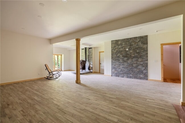 Building Photo - 292 Van Ettan Rd