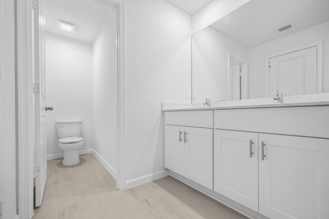 Building Photo - 621 Salisbury Cir