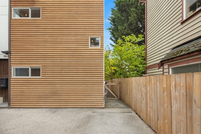 Building Photo - 3bd/3ba Seattle Townhome