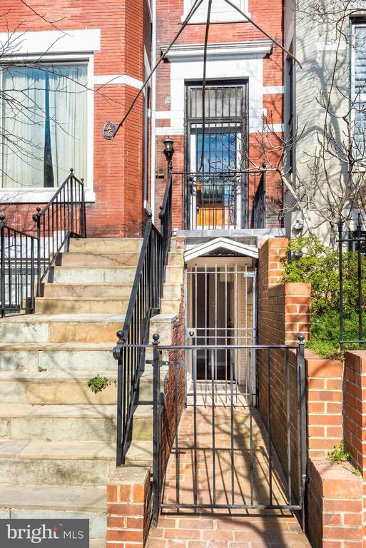 Building Photo - 2721 Ontario Rd NW