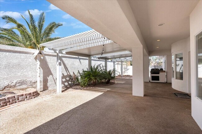 Building Photo - Beautiful Summerlin home in a gated community.