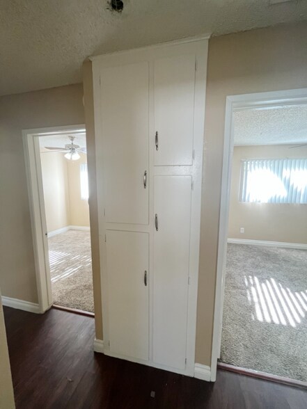 Building Photo - 835 S Oaks Ave