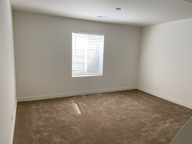 Building Photo - Stunning 4 bed 3.5 bath in Johnstown.