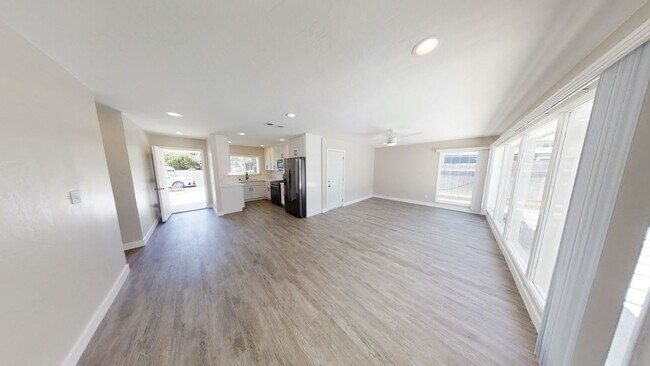 Building Photo - Beautiful home on Tipton with private yard!!