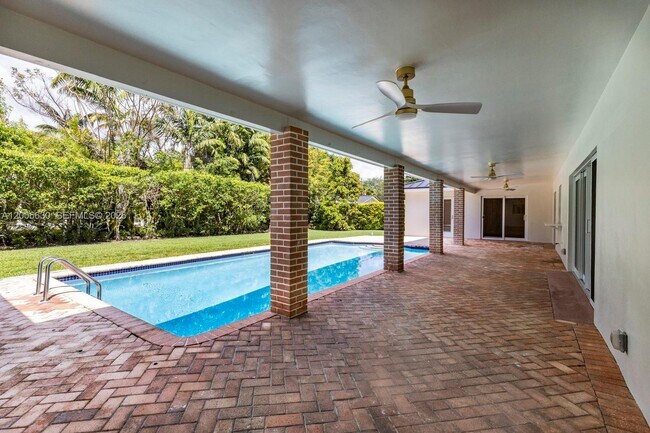 Building Photo - 13050 SW 71st Ave