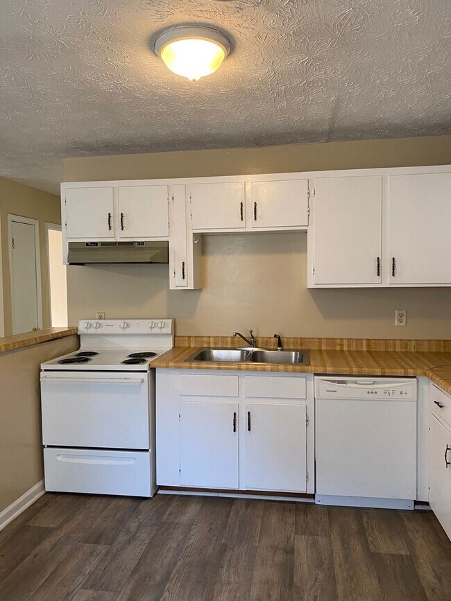 Building Photo - pre120