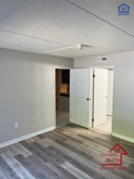 Building Photo - 915 S Seminole Dr