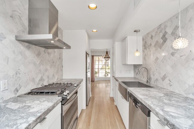 Building Photo - 3934 Roseland St