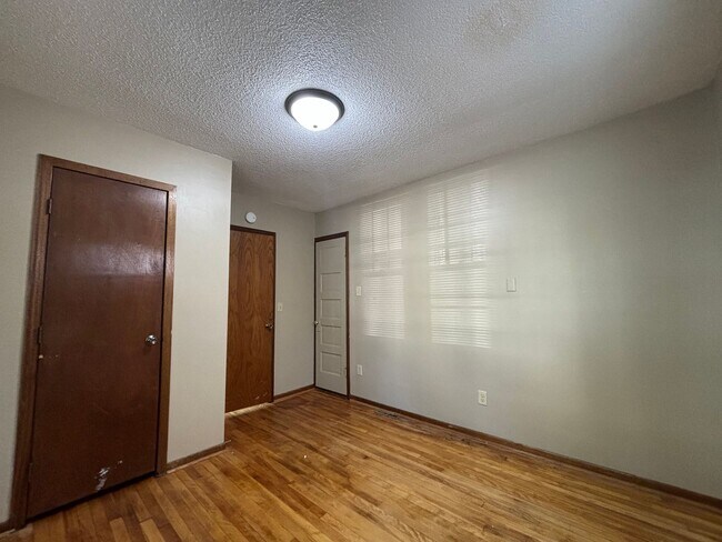 Building Photo - Single Family Home located south of Como Park! Apply TODAY!