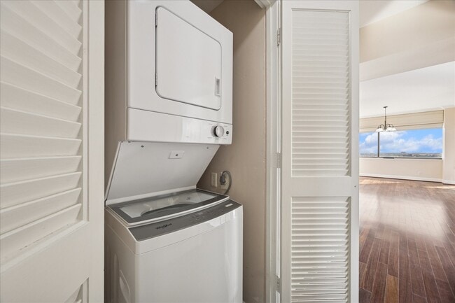 Building Photo - 5000 Montrose Blvd