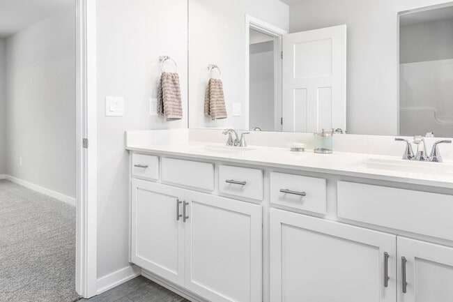 Building Photo - Modern Comfort in the Heart of Norwalk