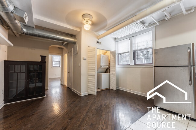 Building Photo - 3325 N Lakewood Ave