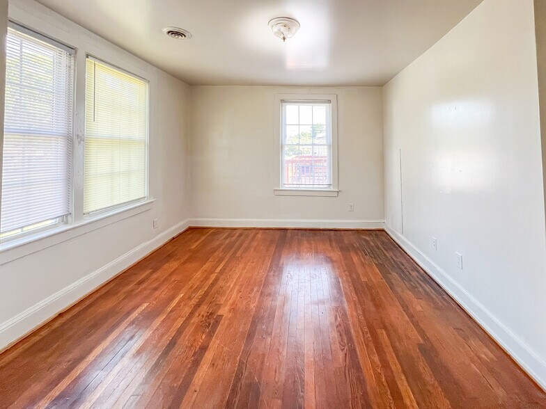 Building Photo - 302 Elm St