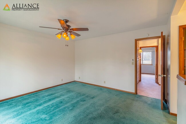 Building Photo - Amazing, Spacious Home! Pet Friendly!
