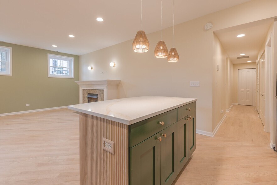 Building Photo - 4458 S Greenwood Ave