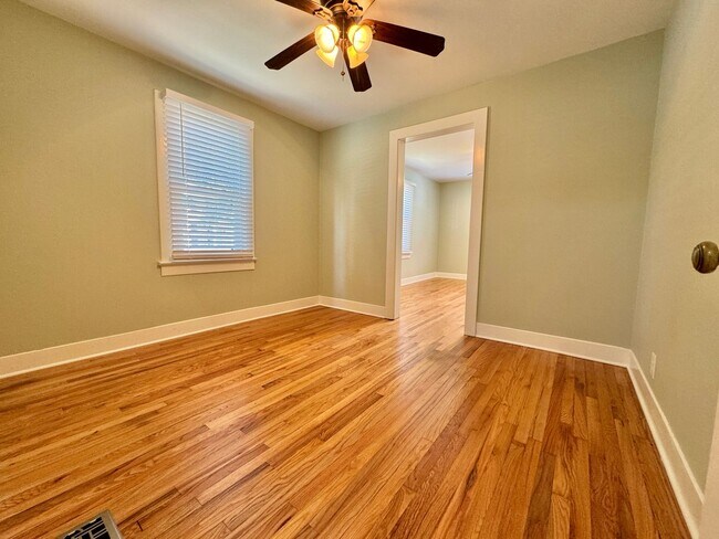 Building Photo - Nature Lovers - 3 Bed, 1 Bath Home w/ 1 Car Garage Close to Downtown Franklin