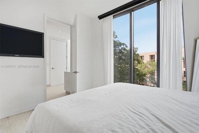 Building Photo - 2831 S Bayshore Dr