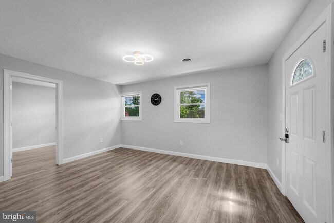 Building Photo - 12 Holbrook Ln