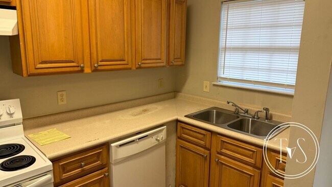 Building Photo - WINTER MOVE-IN SPECIAL: 50% OFF 1st FULL MONTH'S RENT!**