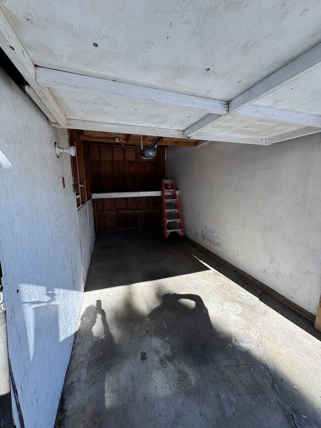 Building Photo - 673 W 22nd St