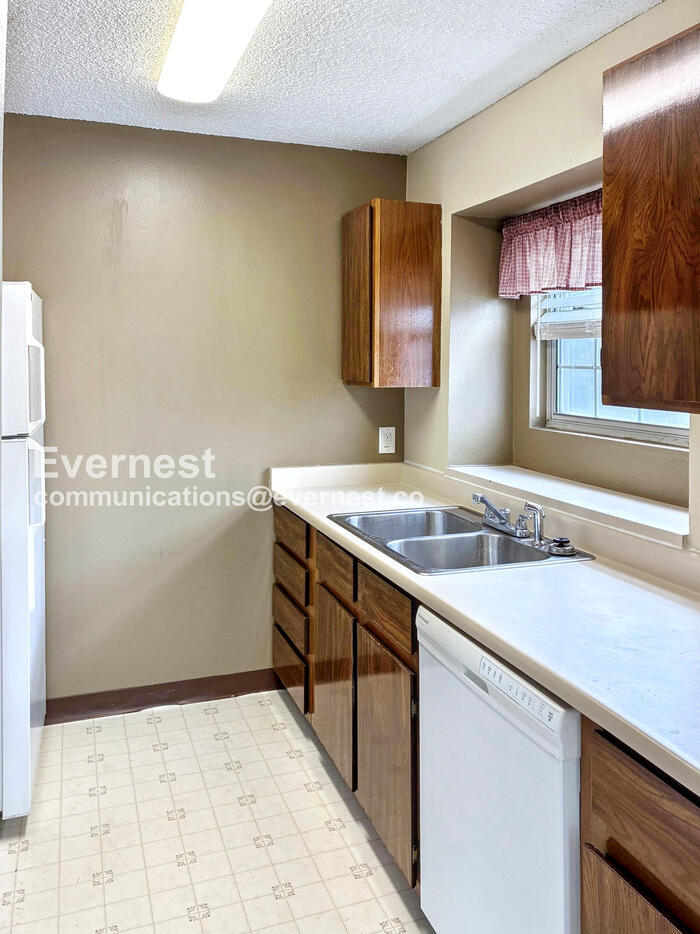 Building Photo - 1301 University Ave