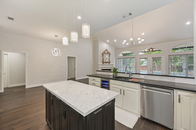 Building Photo - 711 Saratoga Dr